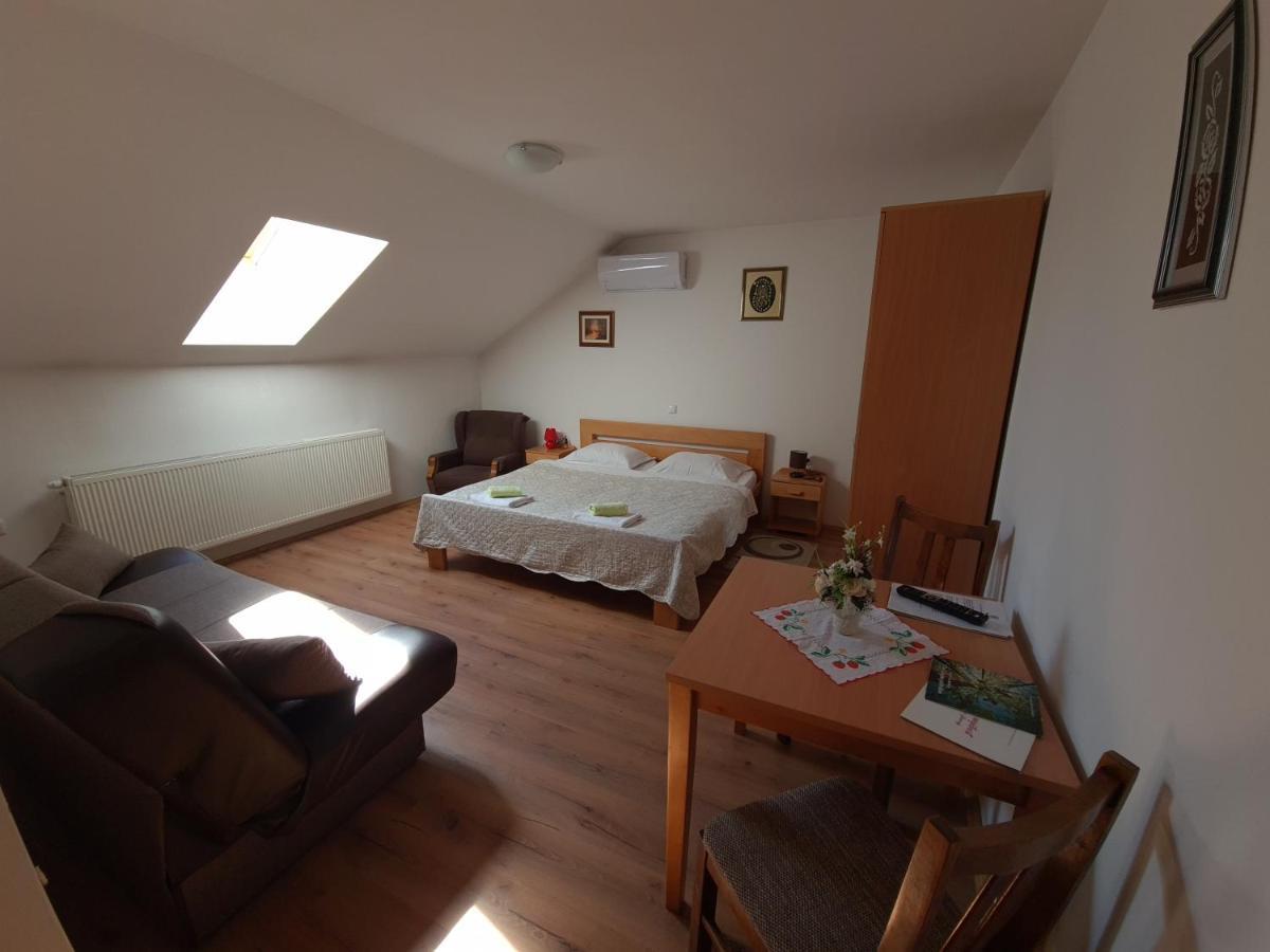 Guest House Aquarius Bosnjaci Bagian luar foto
