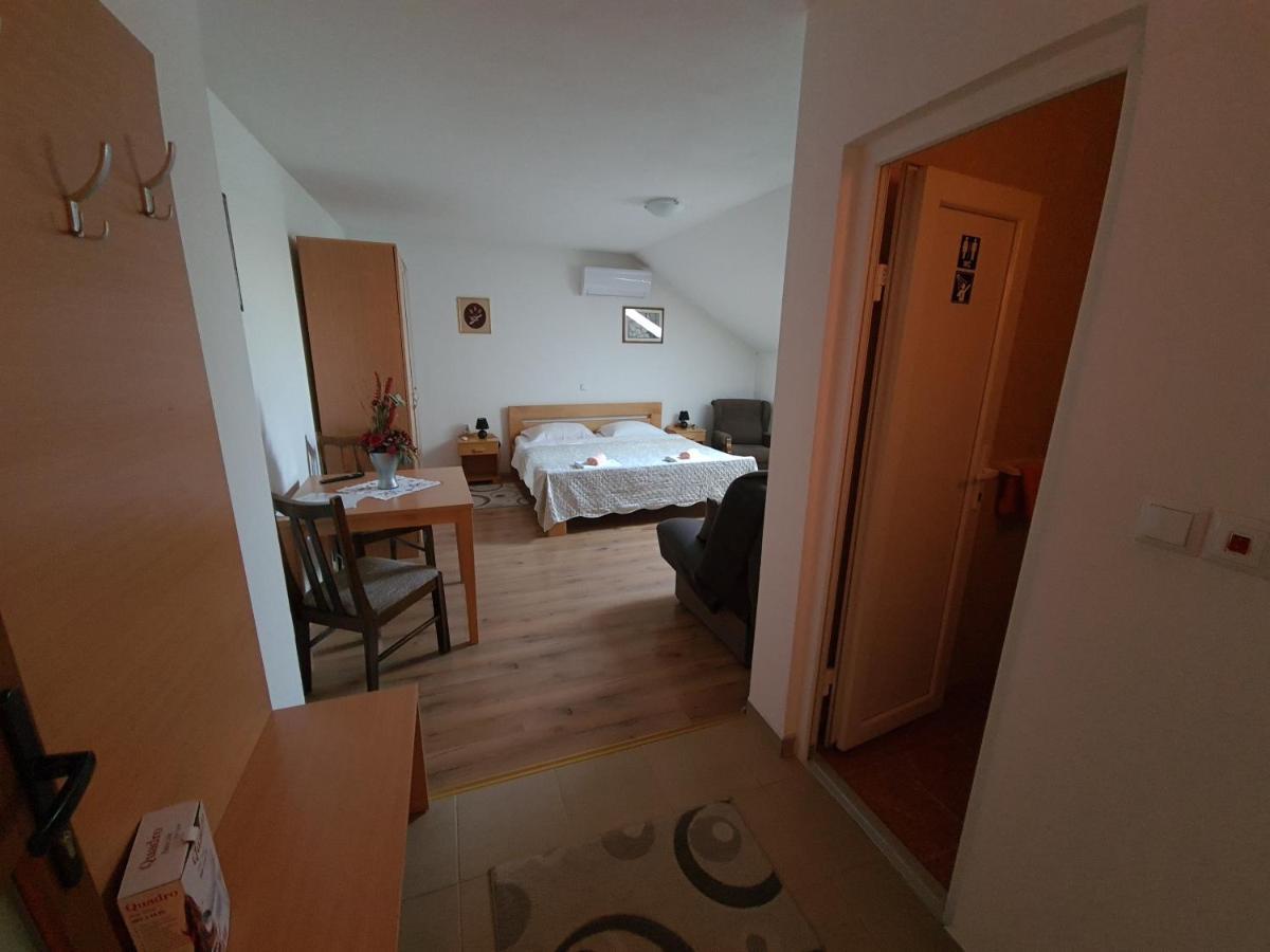 Guest House Aquarius Bosnjaci Bagian luar foto